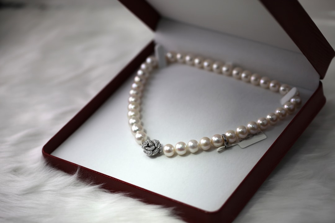 white-pearl-necklace-with-box-2zhqhfepisc